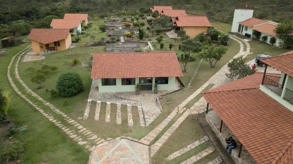 Vista aérea mostrando a disposição dos chalés e a estrela desenhada no piso de pedra